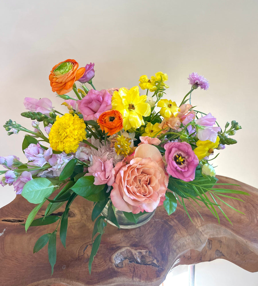 Fall garden style arrangement with sweet peas, peach roses, yellow butterfly ranunculus in low clear vase. Birthday flowers, anniversary, sympathy in Houston deliver same-day & pick-up.